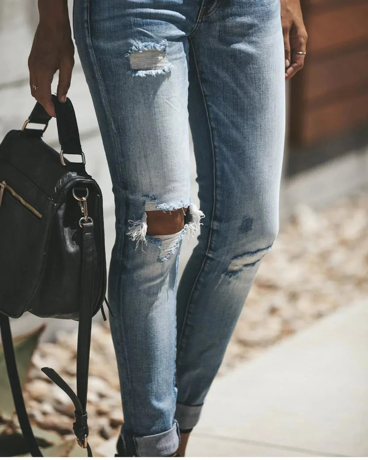 - Hellblaue zerrissene Jeans