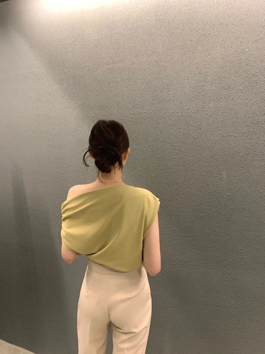 Short-sleeved top with irregular shoulders