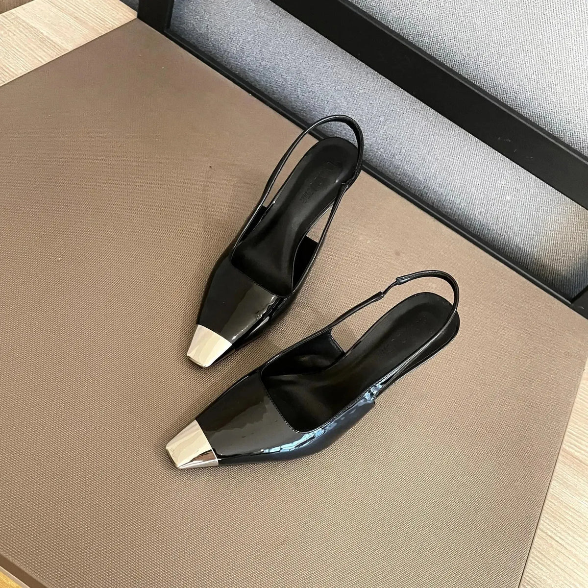 FEMKE | Slingback Hakken Van Patentleer Met Metalen Neus â€“ Elegant, Gedurfd, Verfijnd