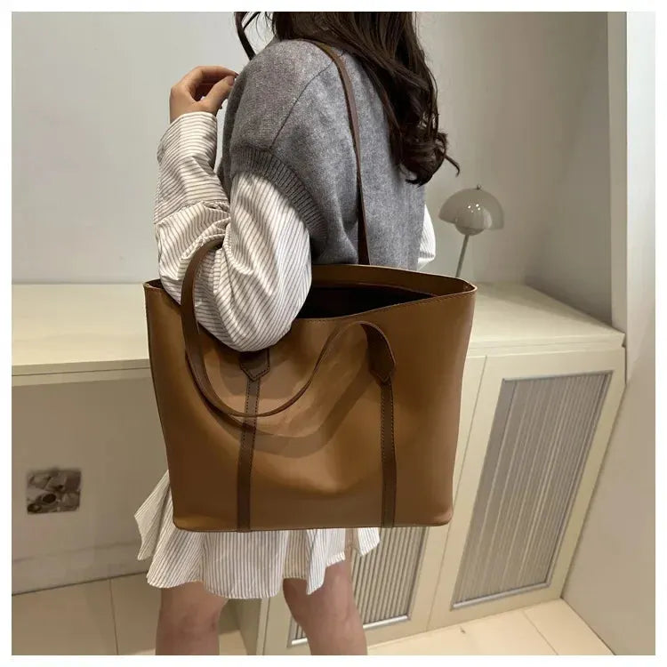 Elegant Women's Shoulder Bag with Sturdy Handles and Spacious Design