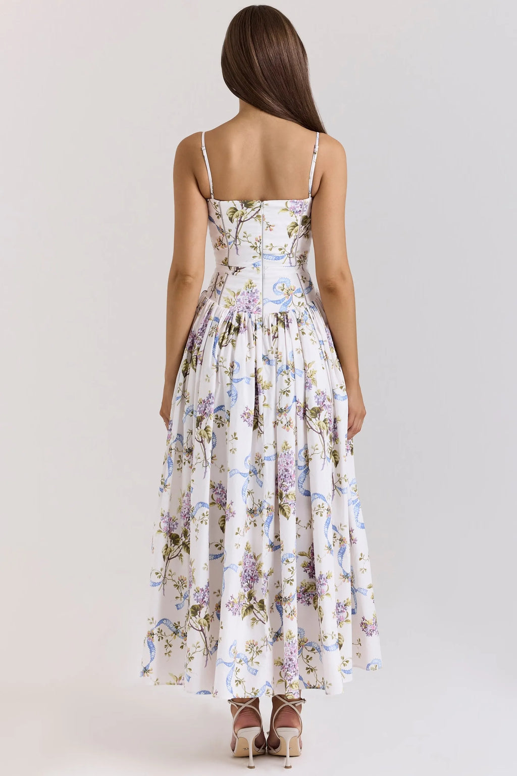 Romantisches Kleid mit floralem Muster und fließendem Rock
