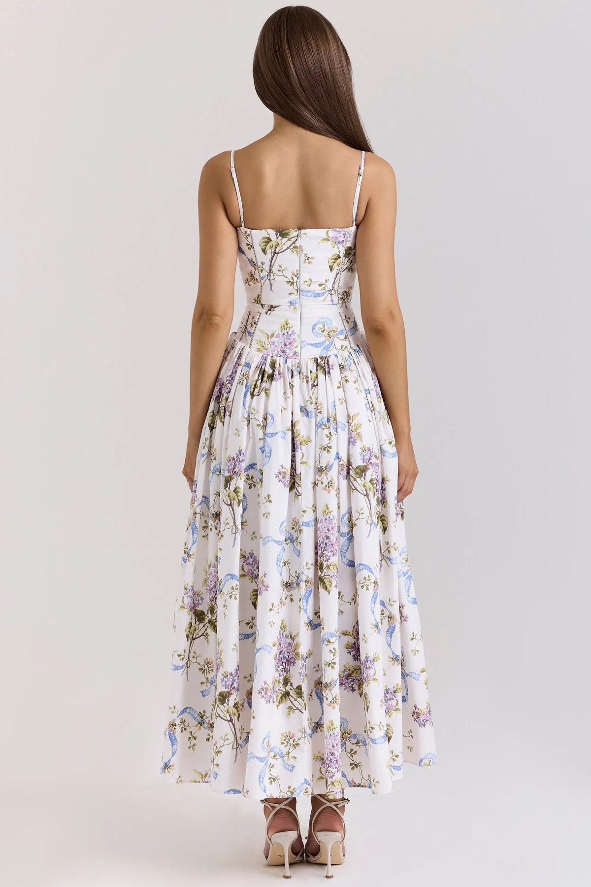 Romantisches Kleid mit floralem Muster und fließendem Rock