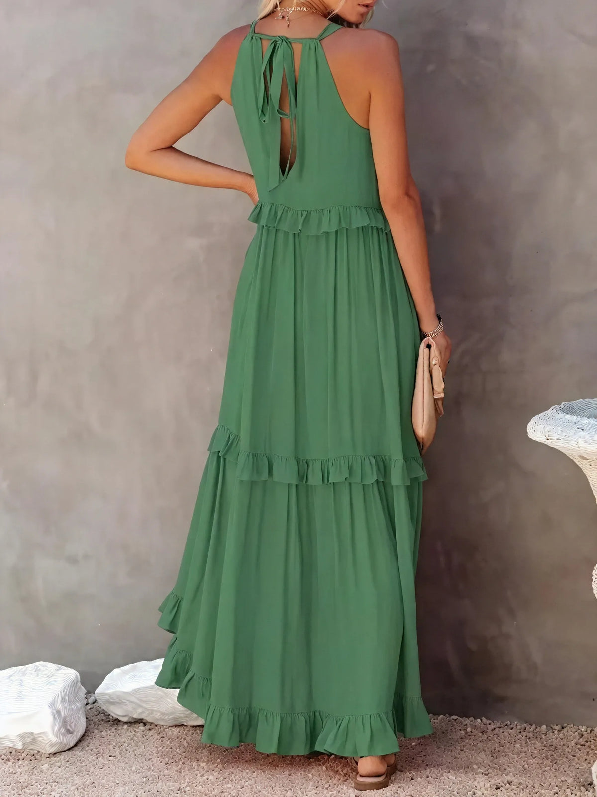 Fließendes Halter-Maxikleid mit zarten Rüschen