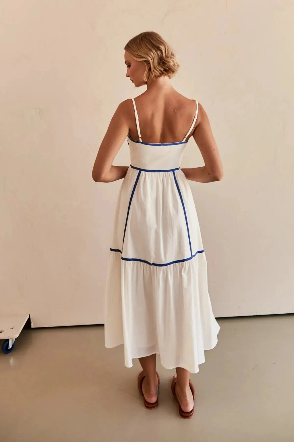 YVIE | Mouwloze Midi Jurk Met Contrastbiezen En Zwierige Rok – Licht, Elegant, Zomers