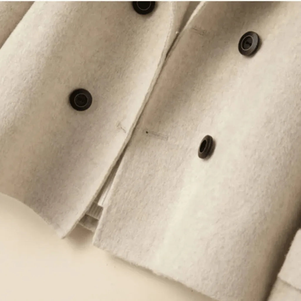 Stijlvolle Korte Double-Breasted Mantel voor Dames met Elegante Revers