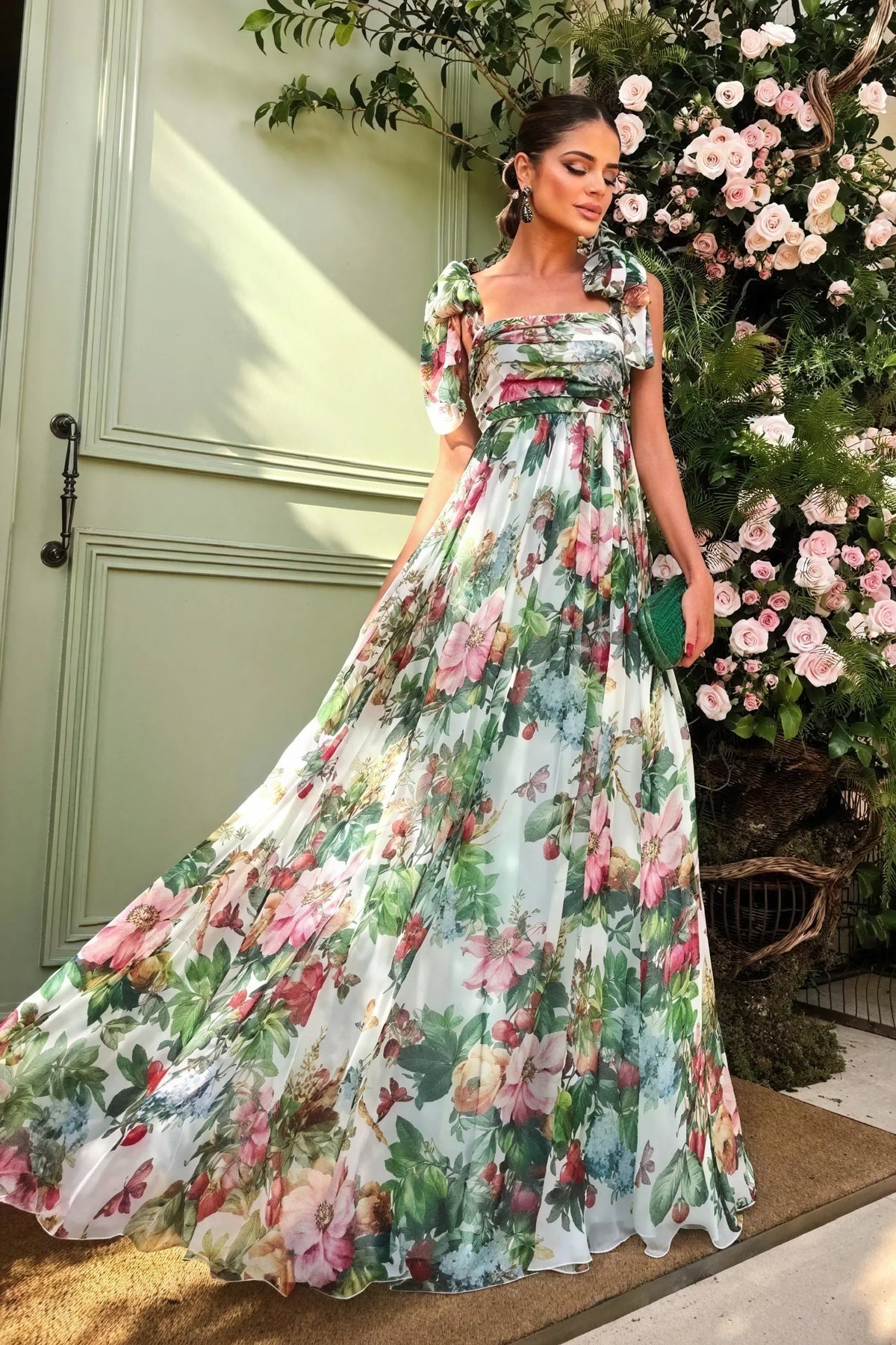 Blumiges Kleid mit fließendem Schnitt