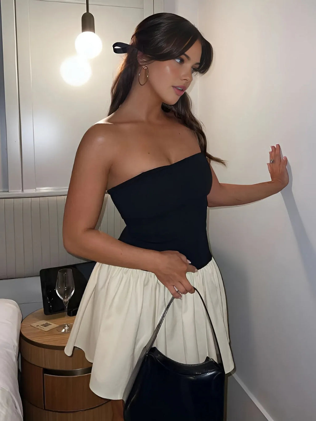 Trägerloses Minikleid mit schlichtem Schnitt