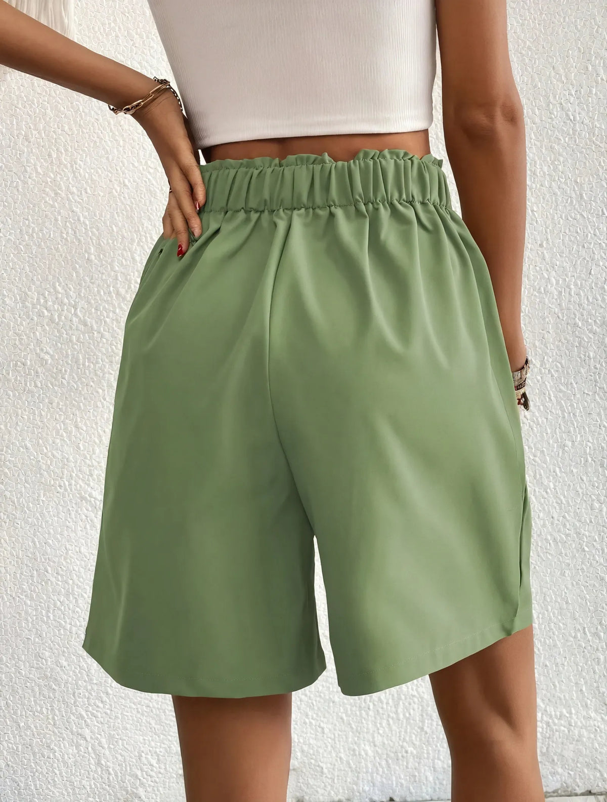 Taillenhohe Shorts mit weitem Bein