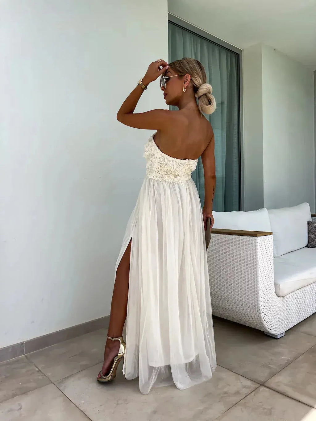 YVONNE | Strapless Maxi Jurk Met 3D Bloemenbuste En Split – Elegant, Romantisch, Vrouwelijk