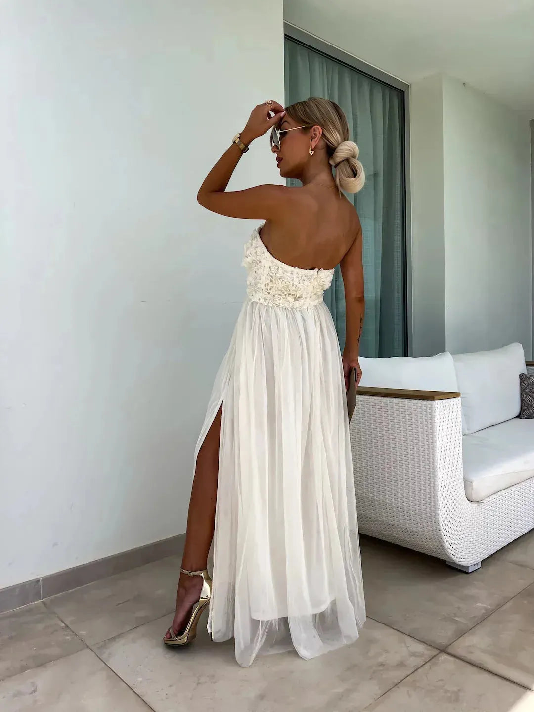 YVONNE | Strapless Maxi Jurk Met 3D Bloemenbuste En Split – Elegant, Romantisch, Vrouwelijk