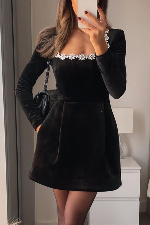 Elegantes Kleid mit Schmuckdetails