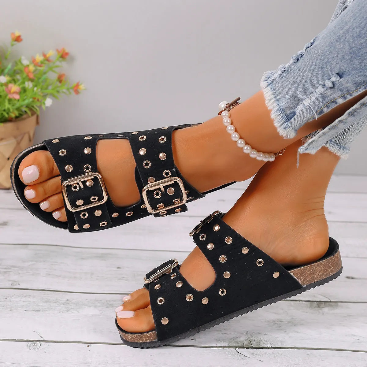 Flat sandal with rivet decoration