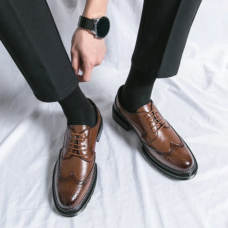 Modische Herrenschuhe Mit Brogue Design Und Robuster Sohle