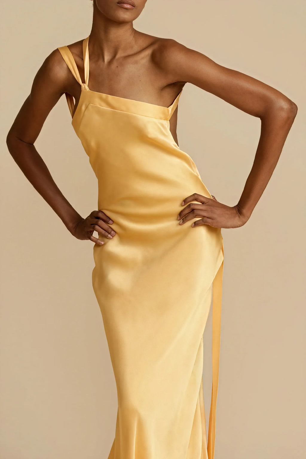 Fließendes Abendkleid mit asymmetrischem Schnitt