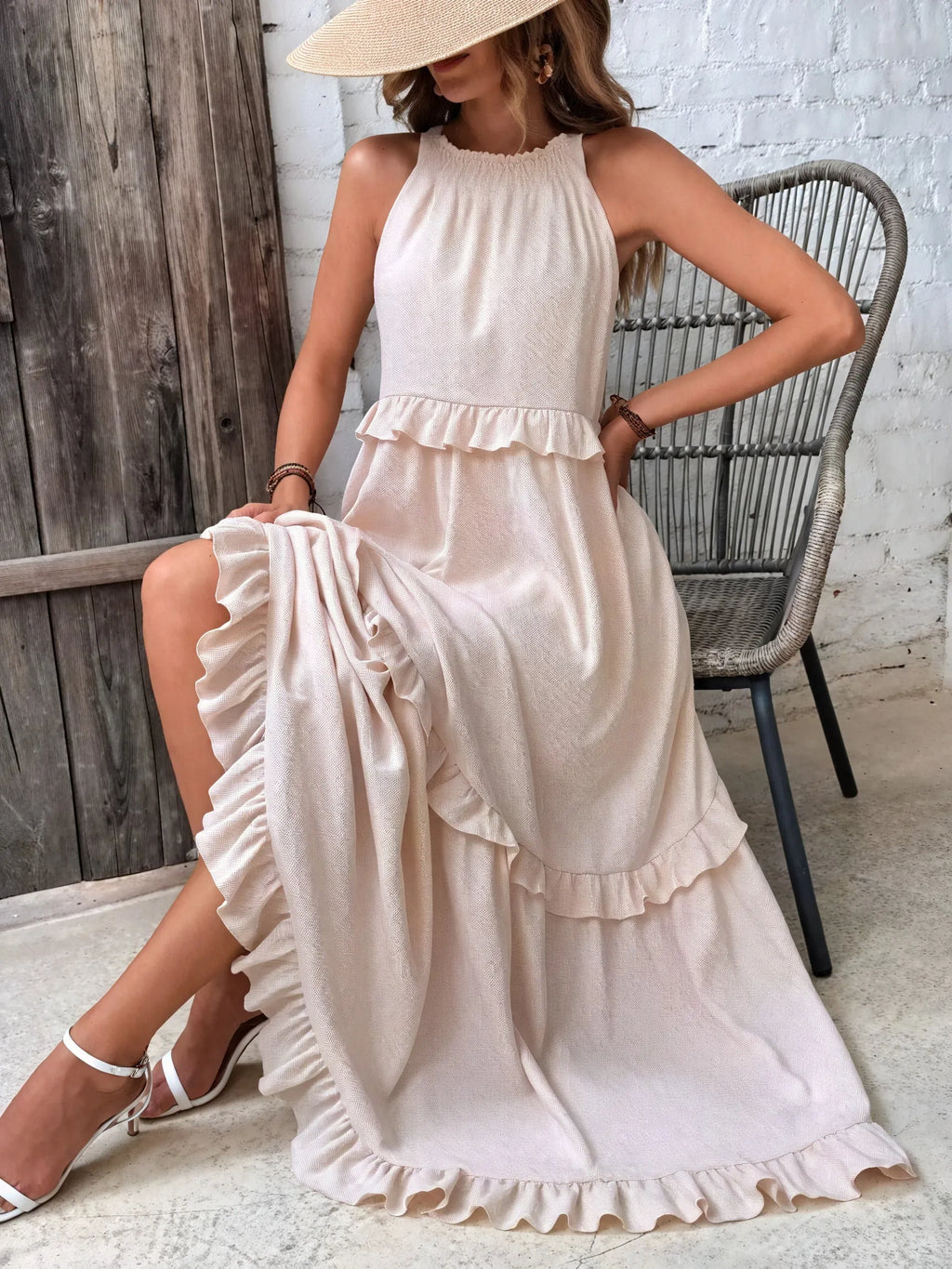Fließendes Halter-Maxikleid mit zarten Rüschen
