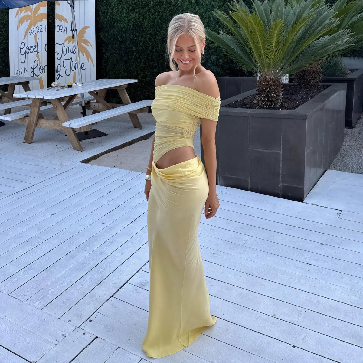 Schulterfreies Maxikleid – Eleganter Taillenausschnitt