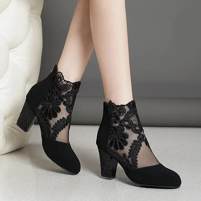 - Sandalen mit Spitzenblumen