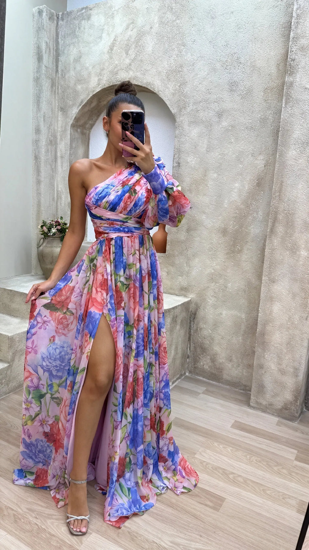 Elegantes Kleid mit floralem Print und One-Shoulder-Design