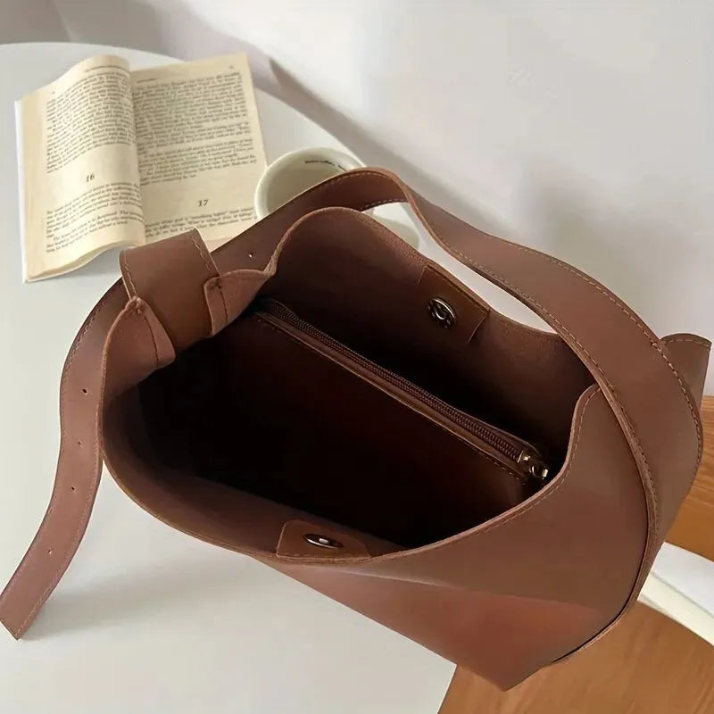 Moderne Handtasche mit minimalistischen Akzenten