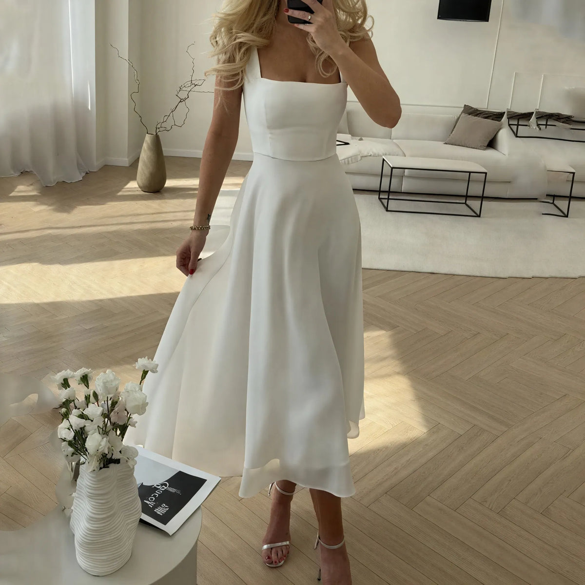 Zeitloses Kleid mit fließender Silhouette