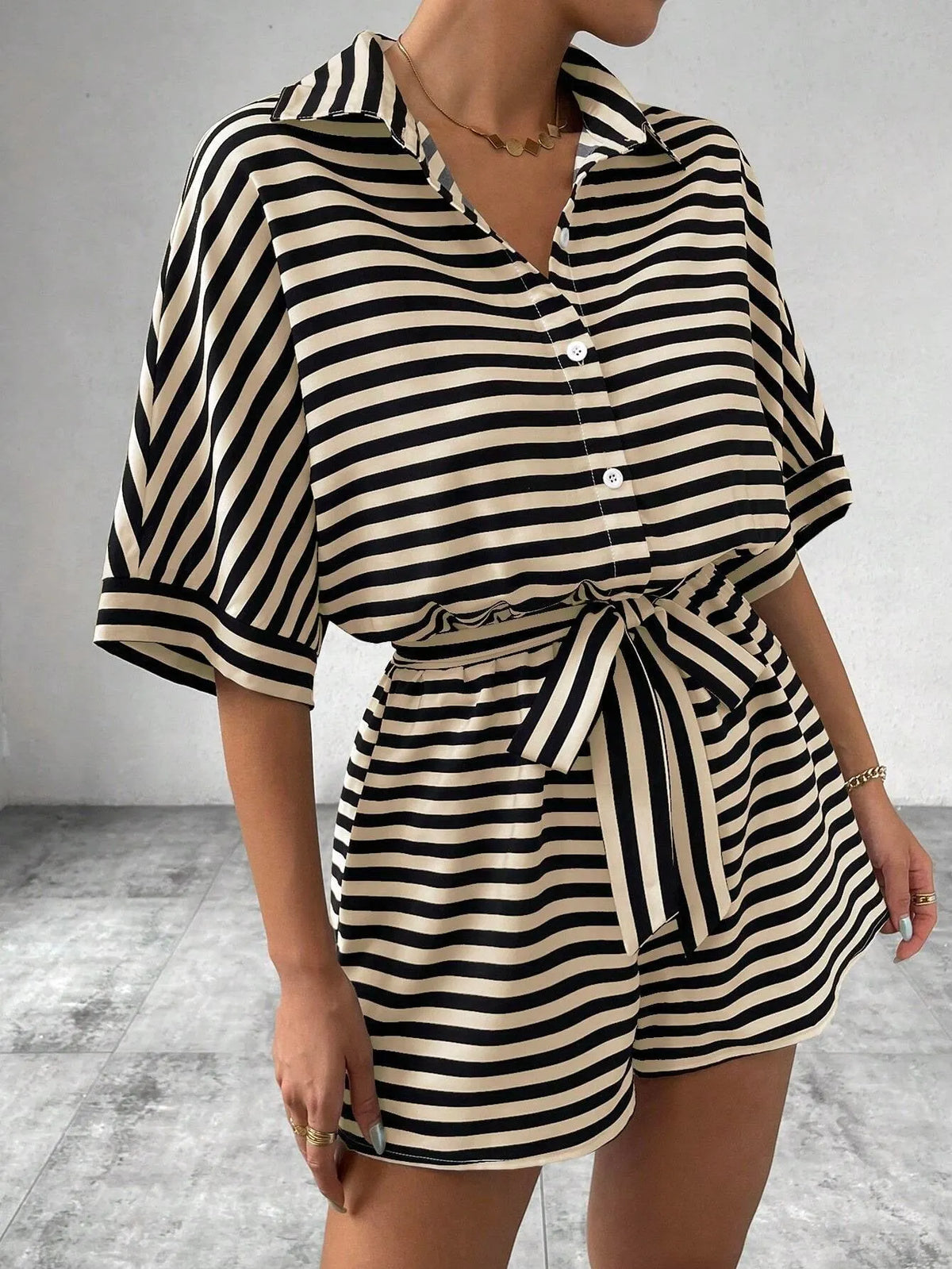 Combinaison short col Ã  revers style cardigan rayÃ©e