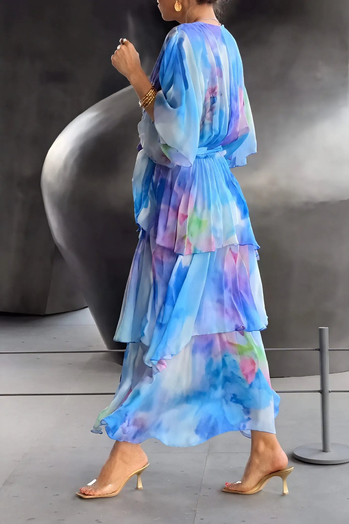Anmutiges Kleid mit fließendem, mehrlagigem Rock