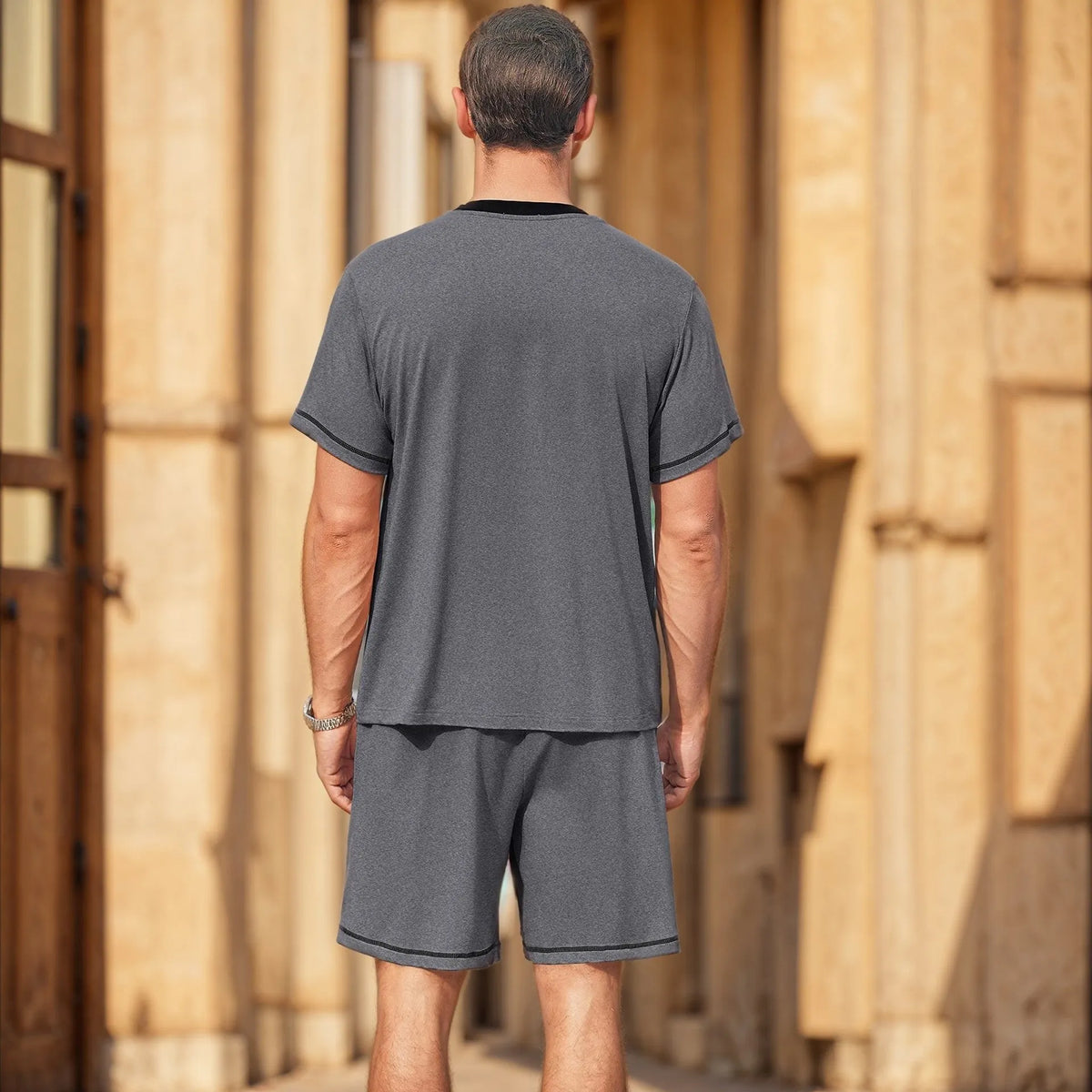 Herren lässiges Freizeit-Set aus atmungsaktivem Material mit modernem V-Ausschnitt