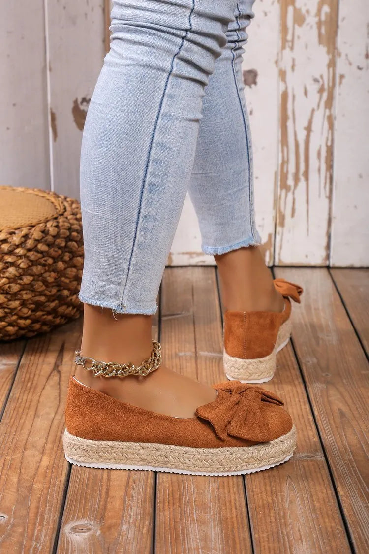 Platform shoes with a bow