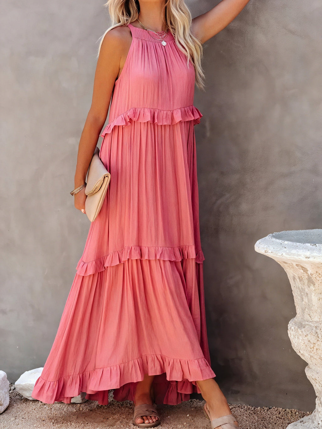 Fließendes Halter-Maxikleid mit zarten Rüschen