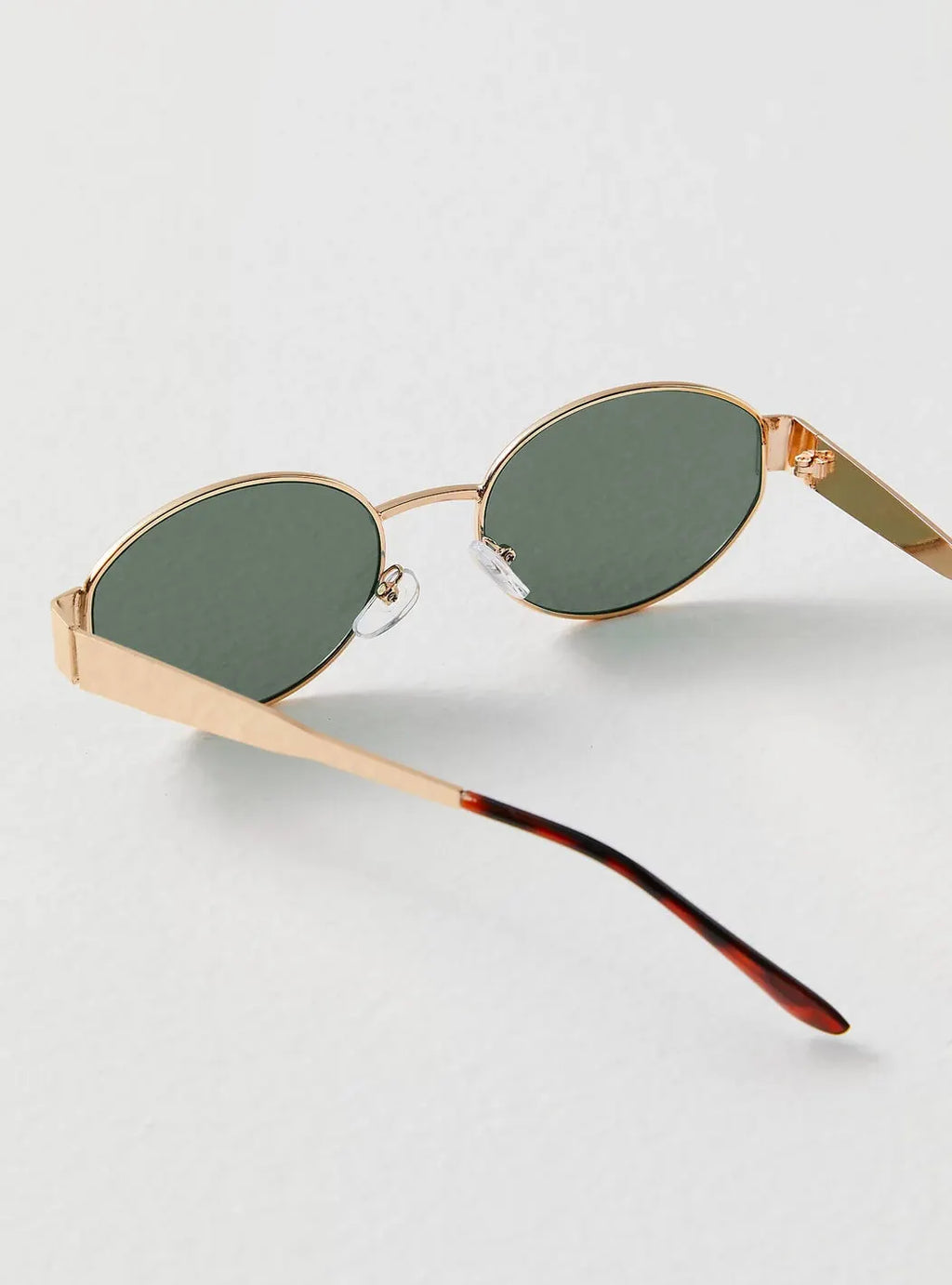 Moderne Sonnenbrille mit ovalen Gläsern