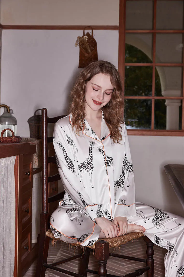 Verspielter Pyjama mit Giraffenmuster