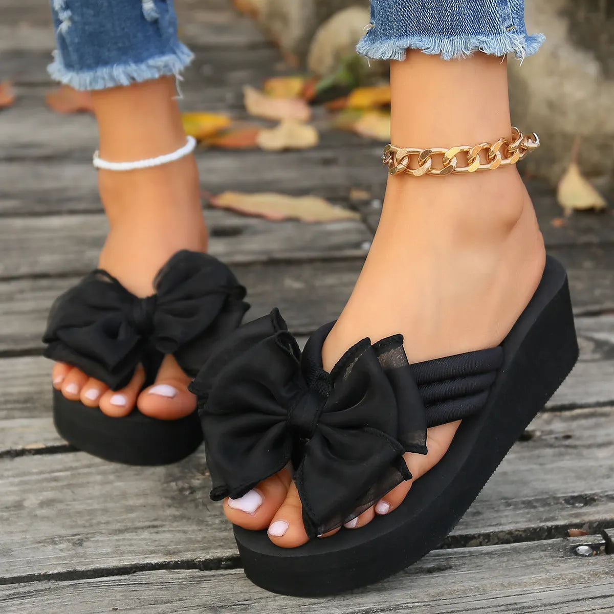 Wedge sandal with bow decoration