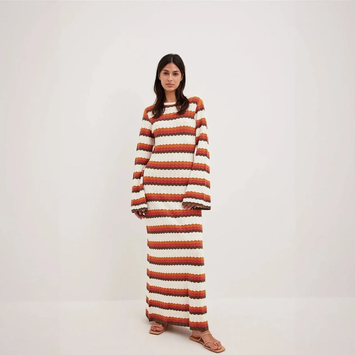 Gestreiftes Maxi-Strickkleid mit ausgestellten Ärmeln
