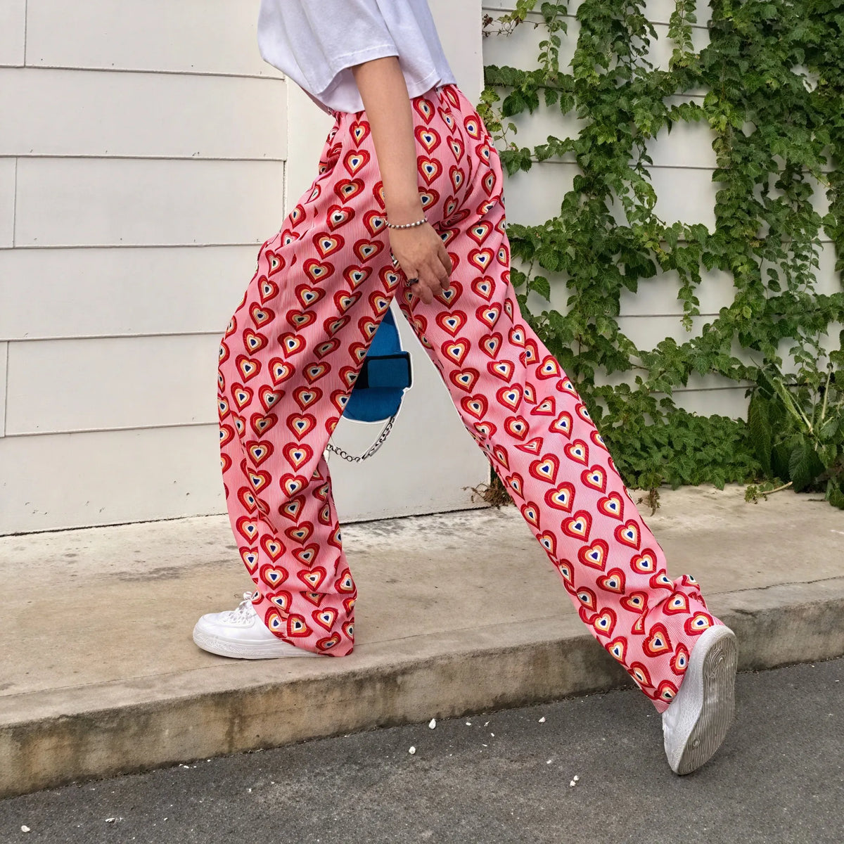 Herzgemusterte Hose mit weitem Bein