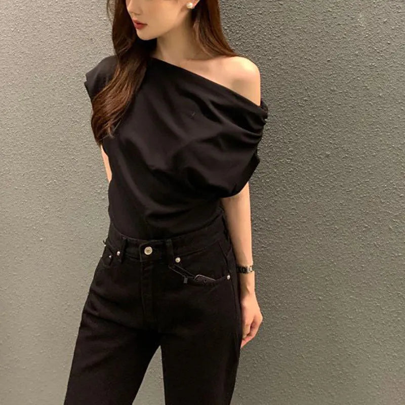 Short-sleeved top with irregular shoulders