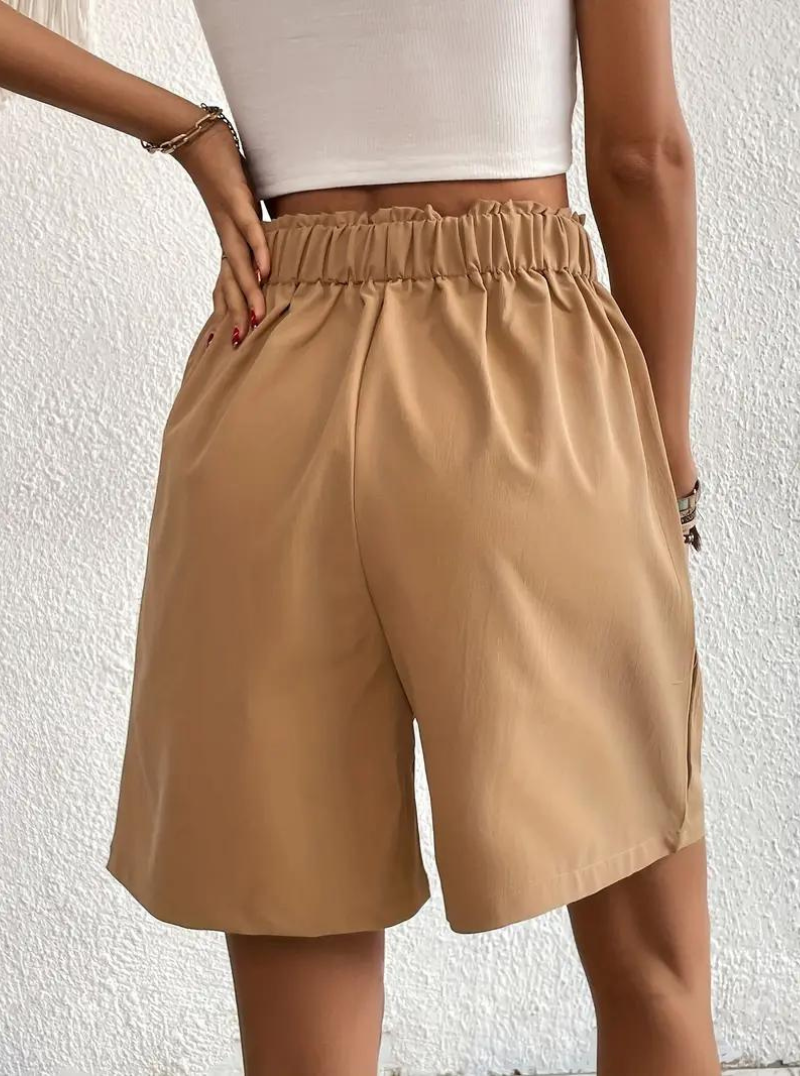 High-Waist Shorts – Bundfalten & Taschen