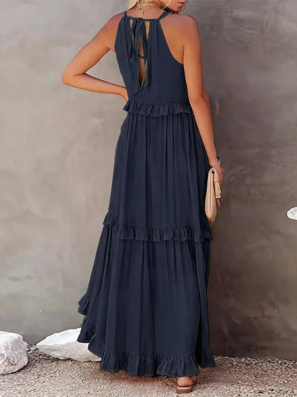 Fließendes Halter-Maxikleid mit zarten Rüschen