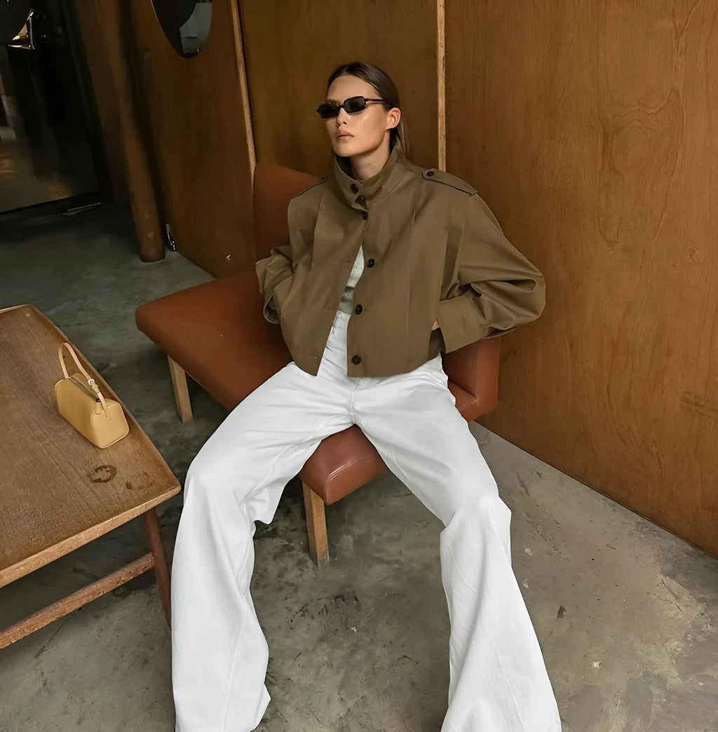 LIORA | Tussenjas Dames met Hoge Kraag en Knoopsluiting – Minimalistisch, Comfortabel & Onmisbaar voor de Herfst