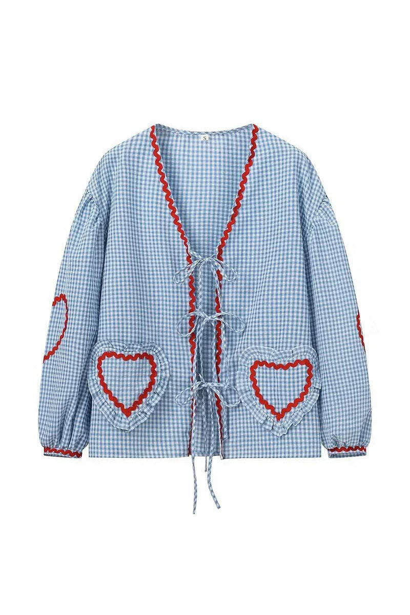 Gingham Bluse – Herz-Taschen & Bindedetail