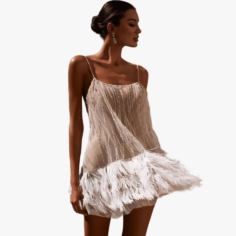 Verspieltes Abendkleid mit Federdetails