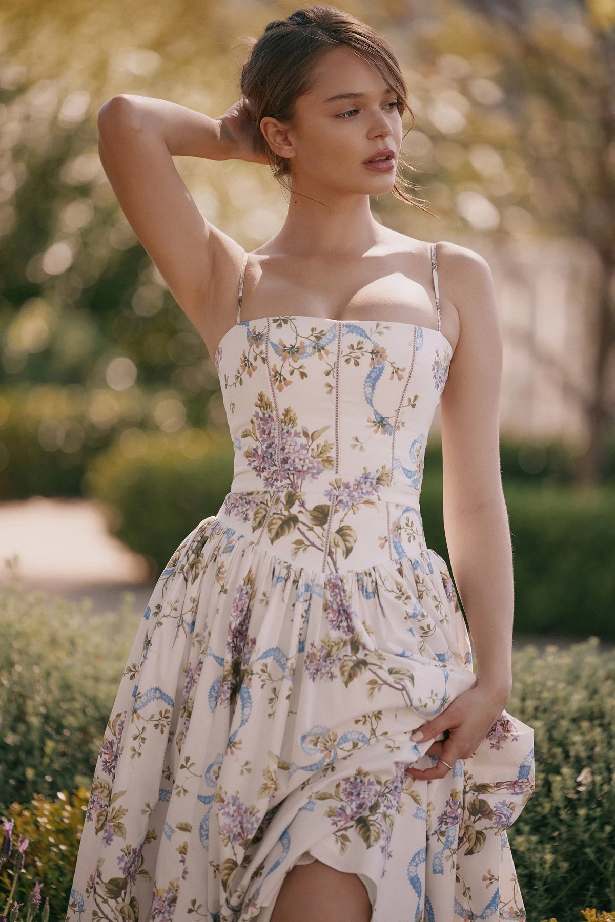 Romantisches Kleid mit floralem Muster und fließendem Rock