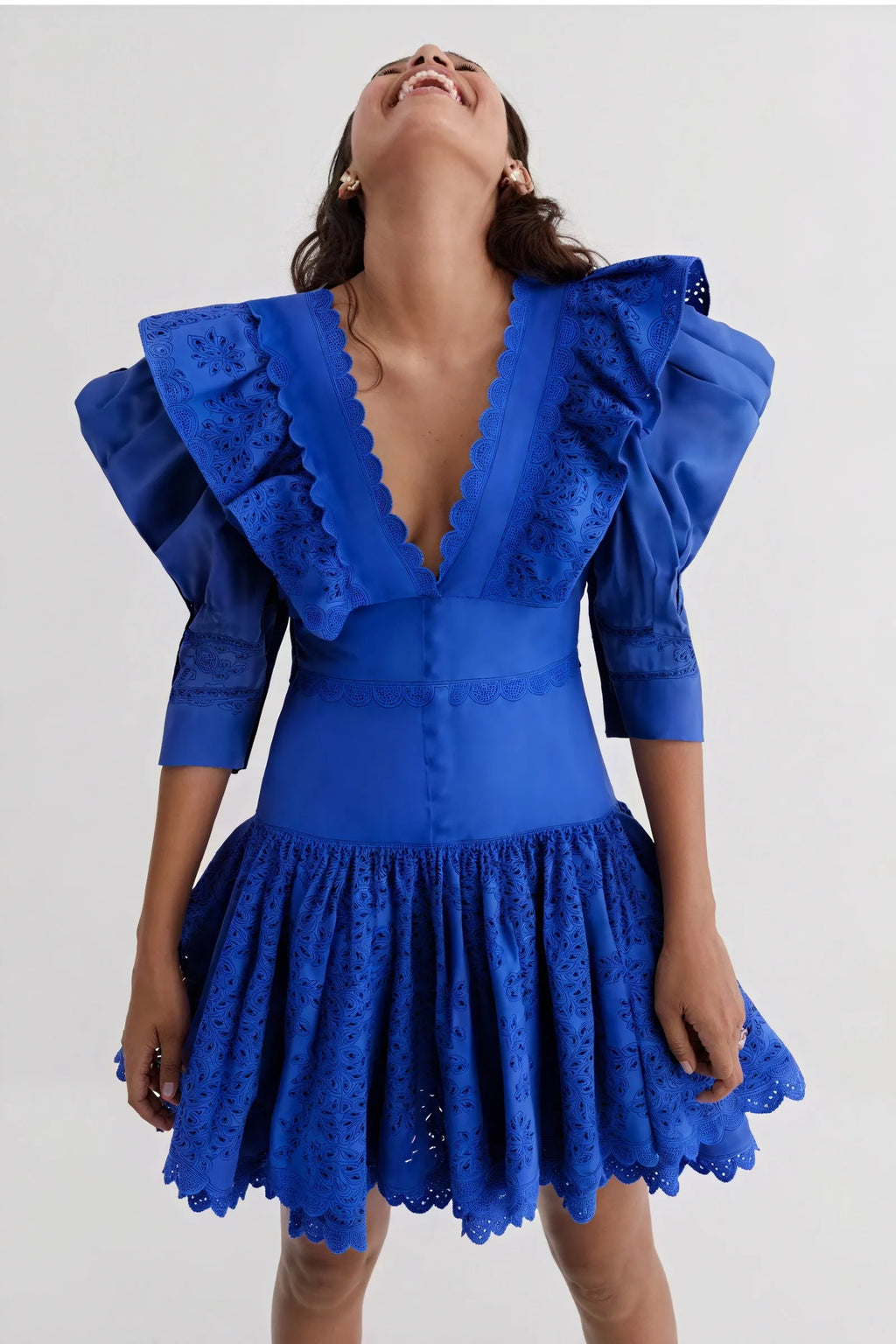 Elegantes Kleid mit Laser-Cut Details