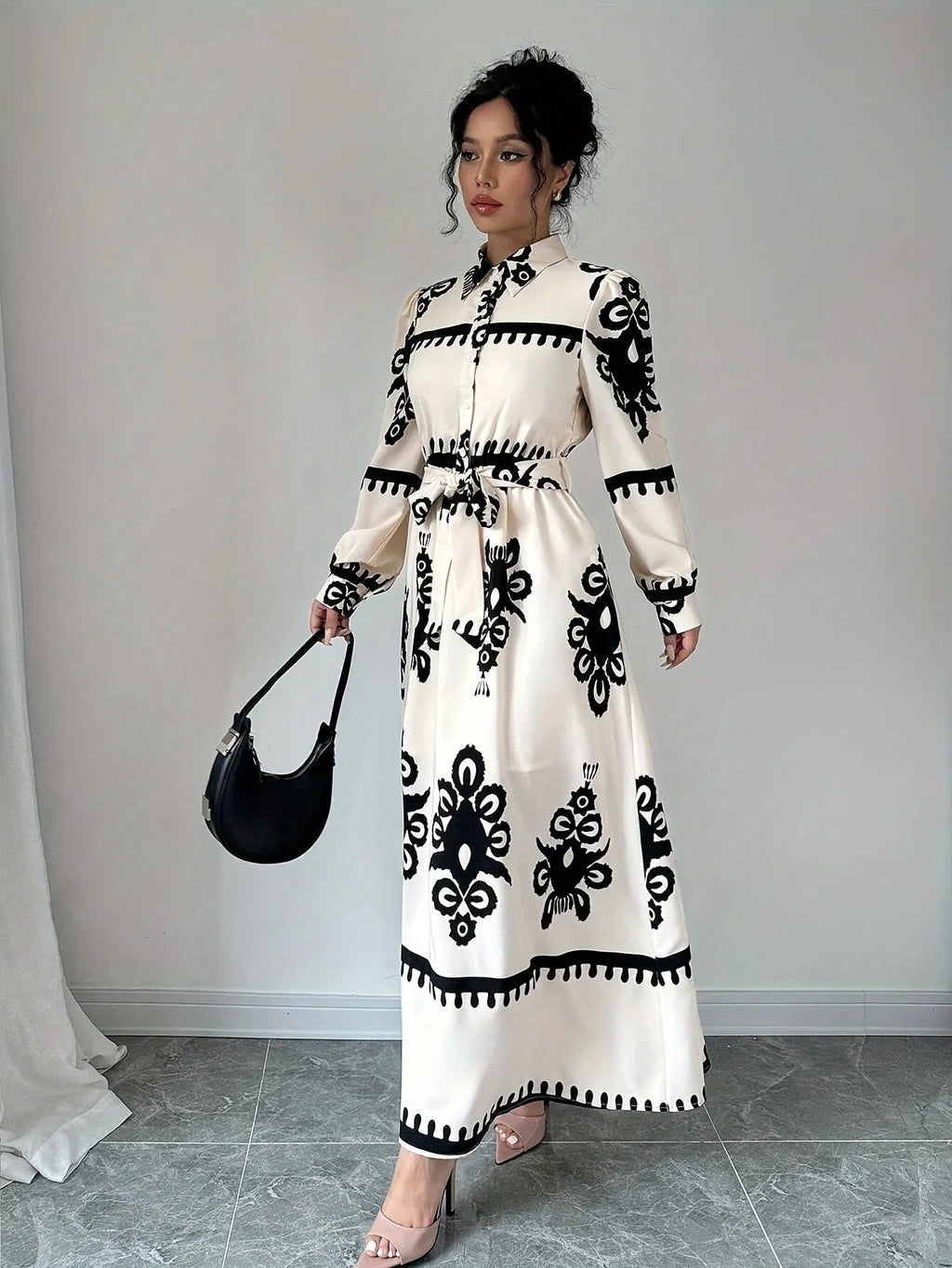 Gemustertes Langarm-Kleid mit Bindegürtel