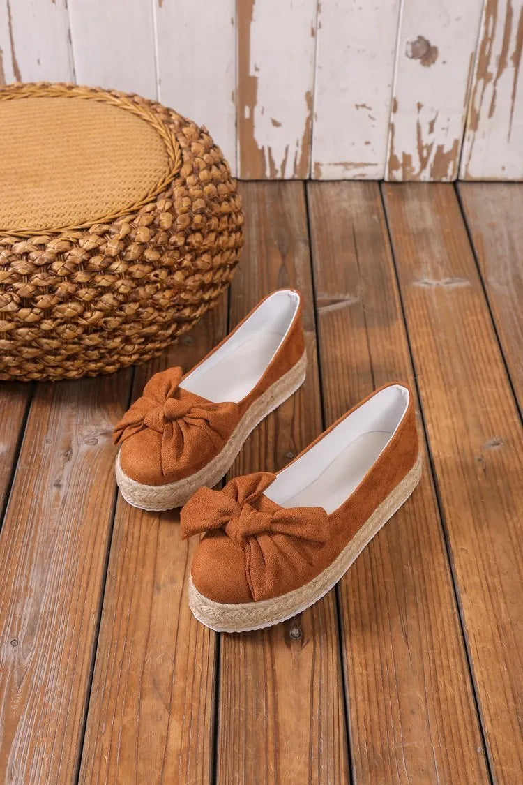 Platform shoes with a bow