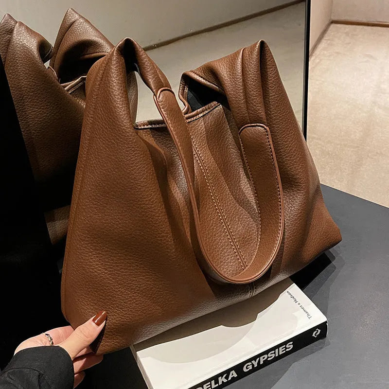 Lässige Hobo Bag mit minimalistischem Design