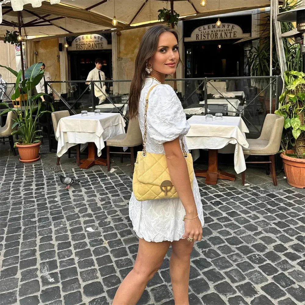 Weißes Kleid – Besticktes Design mit V-Ausschnitt