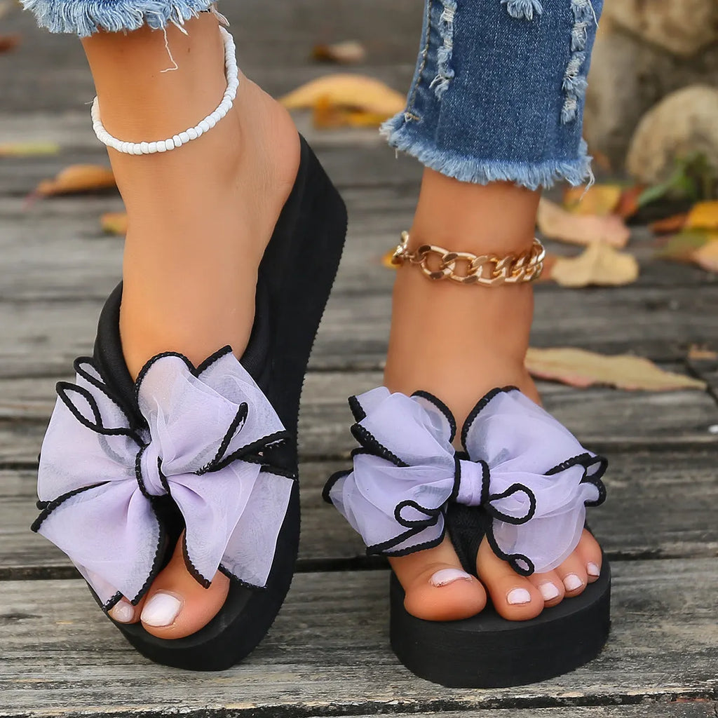 Wedge sandal with bow decoration