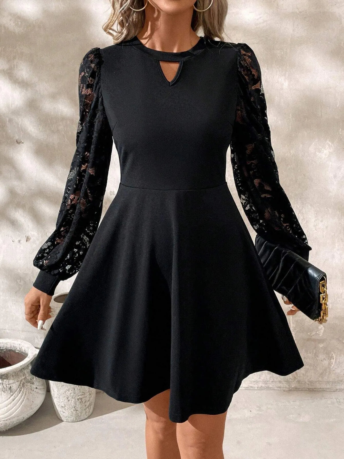 AusgehÃ¶hltes Spitzenkleid