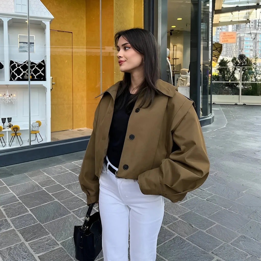 LIORA | Tussenjas Dames met Hoge Kraag en Knoopsluiting – Minimalistisch, Comfortabel & Onmisbaar voor de Herfst