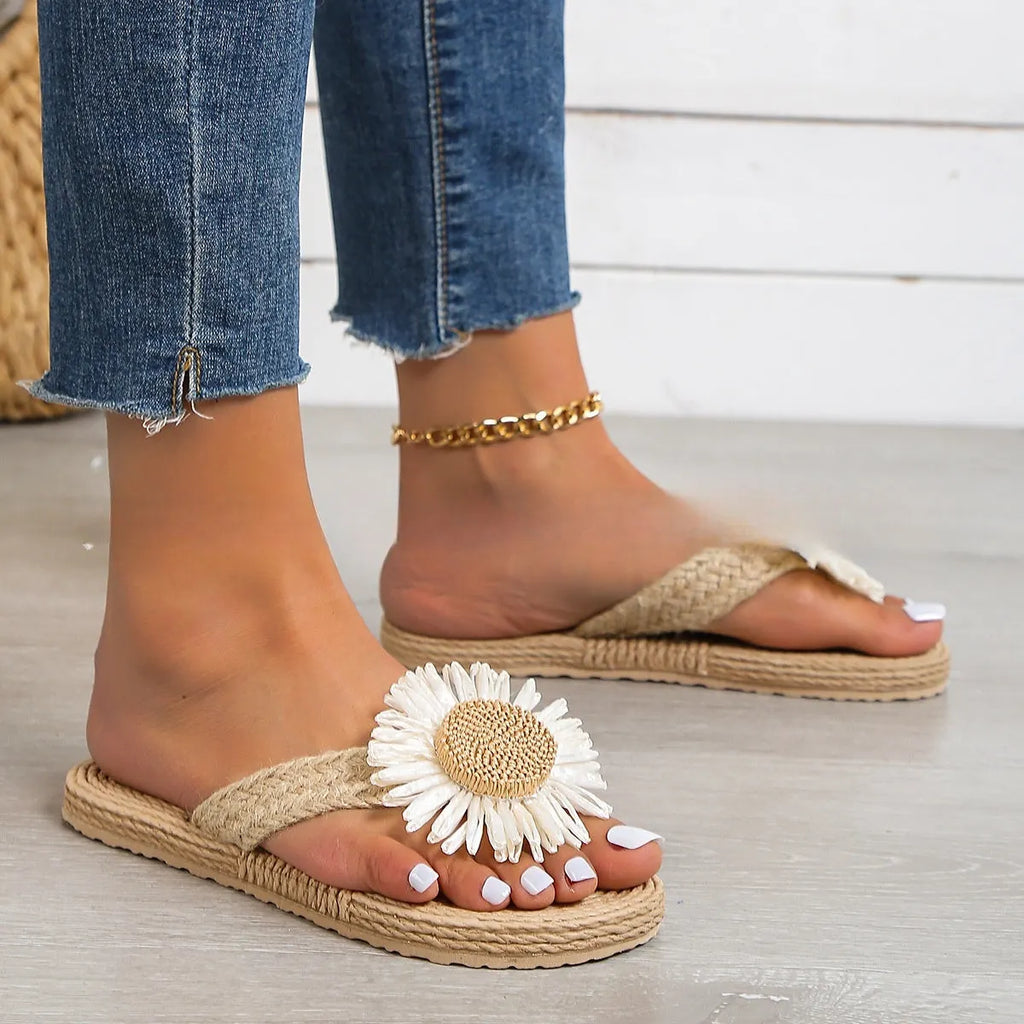 Flat sandals with floral decoration